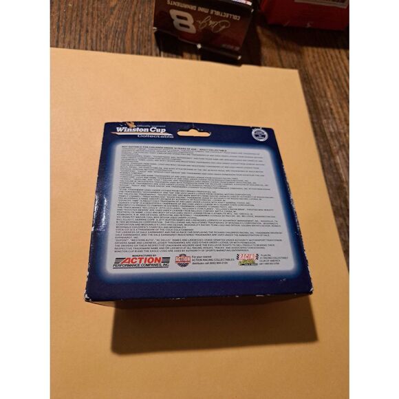 Vintage 1995 Racing Action Platinum #17 Darrell Waltrip NASCAR Die-Cast Race Car - Picture 4 of 5